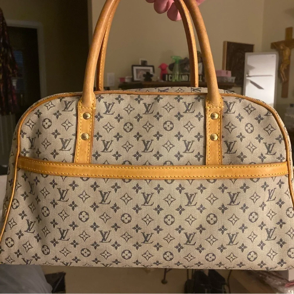Authentic Louis Vuitton Marie in excellent condition. A condition
